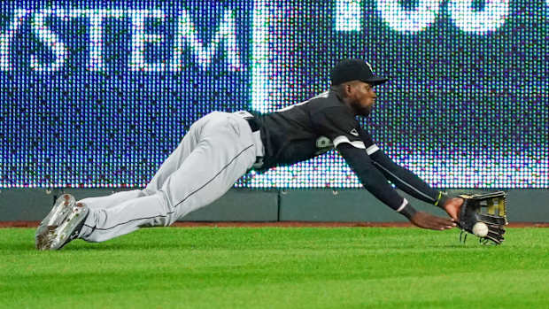 Luis Robert diving attempt v KC 2020-09-03 (Jay Biggerstaff) USATSI_14875569
